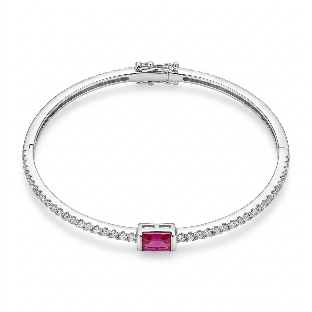 Bracelete prateado cravejado com pedra rubi em fundo branco de catálogo