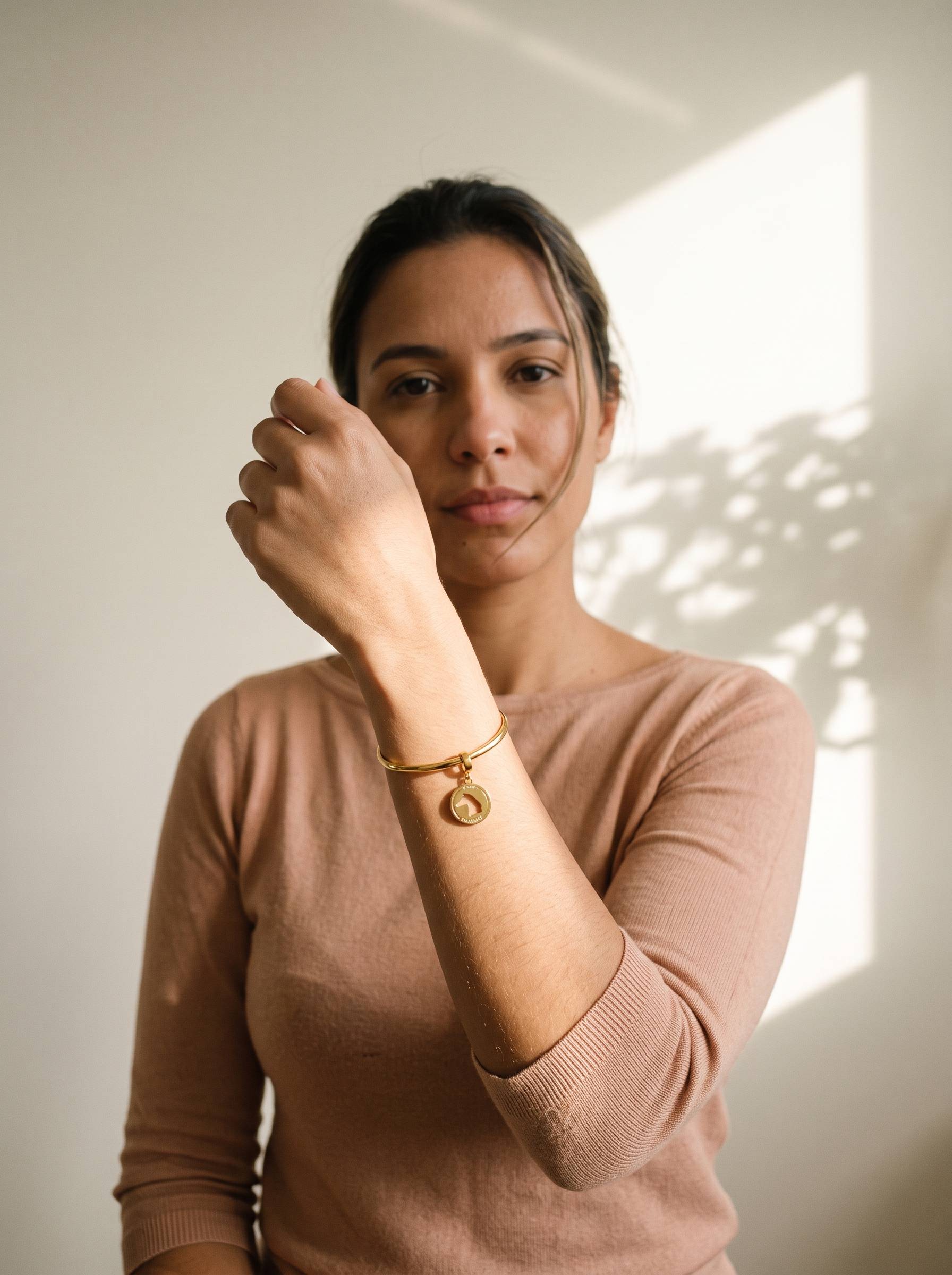 O bracelete no pulso de uma modelo, foto de campanha